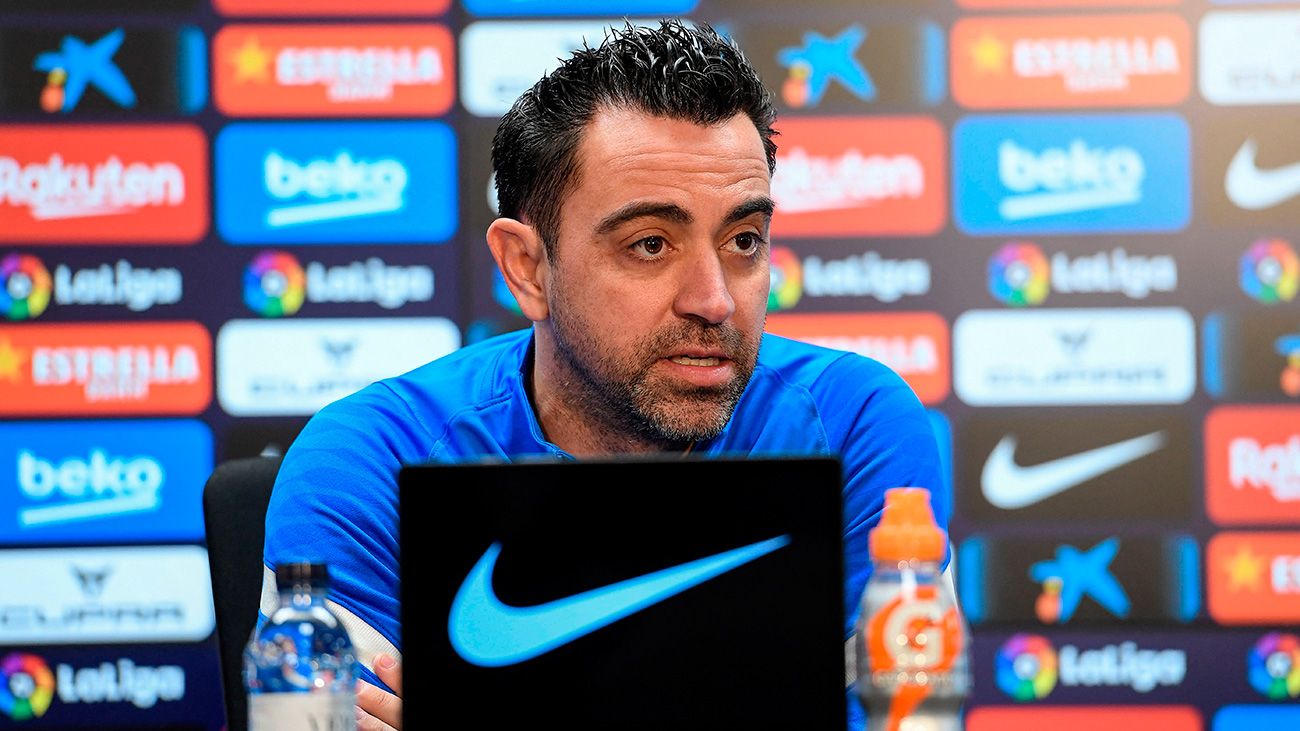 Xavi en una rueda de prensa con el Barça