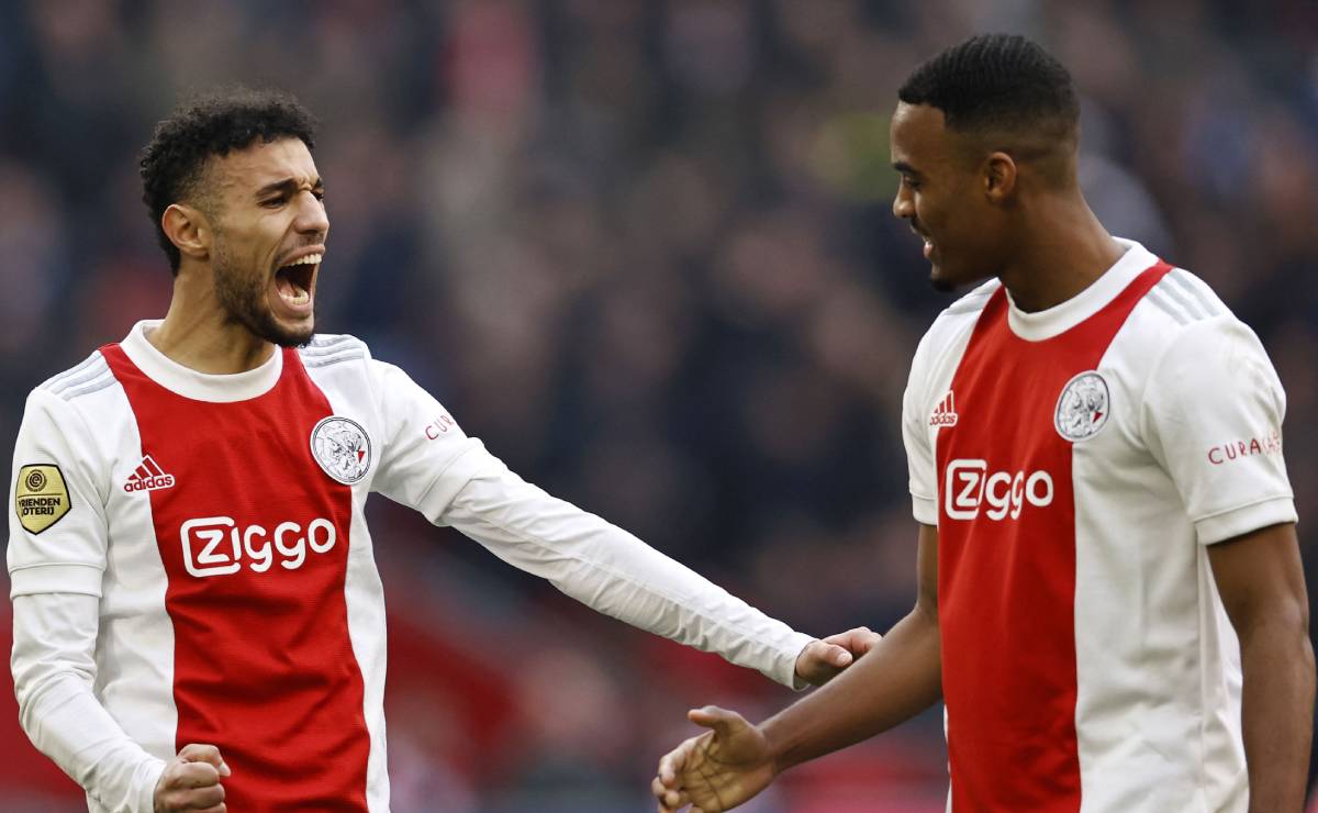 Mazraoui y Gravenberch festejan un gol del Ajax