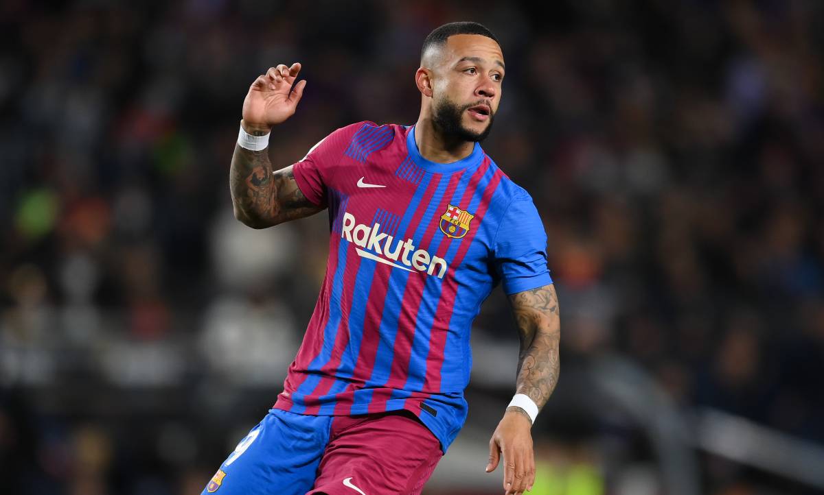 Memphis Depay, in front of the Seville in LaLiga