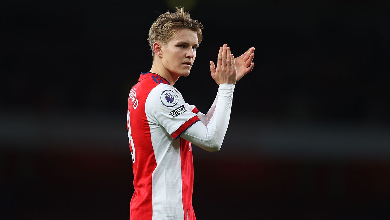Martin Odegaard en un partido con el Arsenal