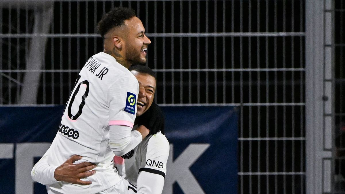 Neymar and Mbappé celebrate a goal