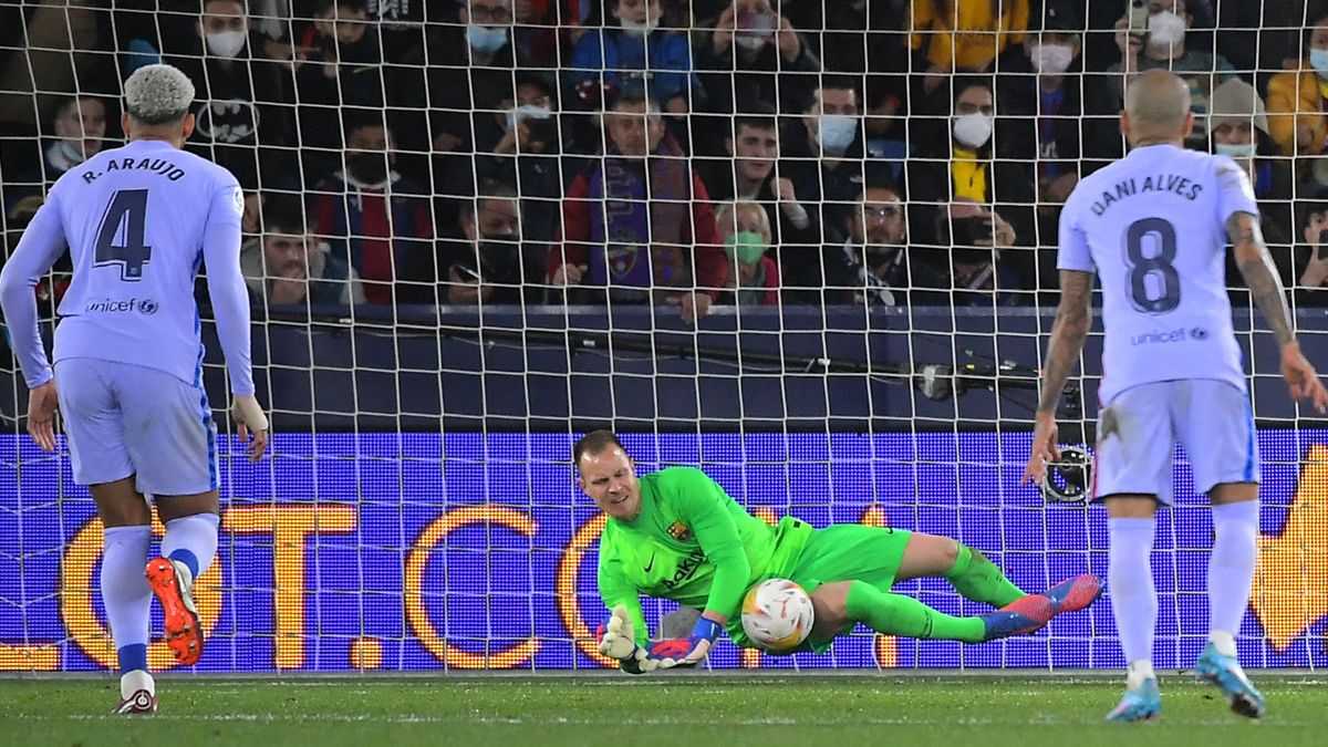 Ter Stegen detiene el penalti de Roger en el Levante-Barça