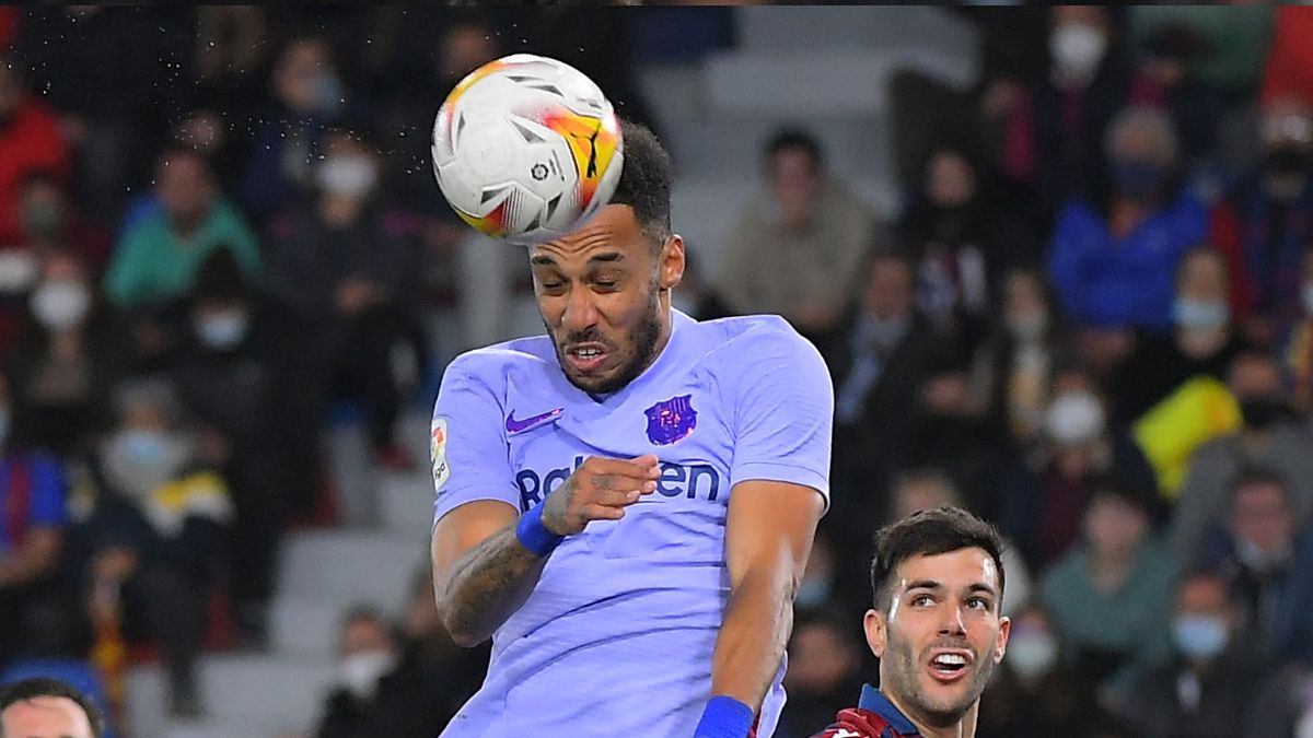 Aubameyang finishes off with a header to make Barça 1-1 against Levante