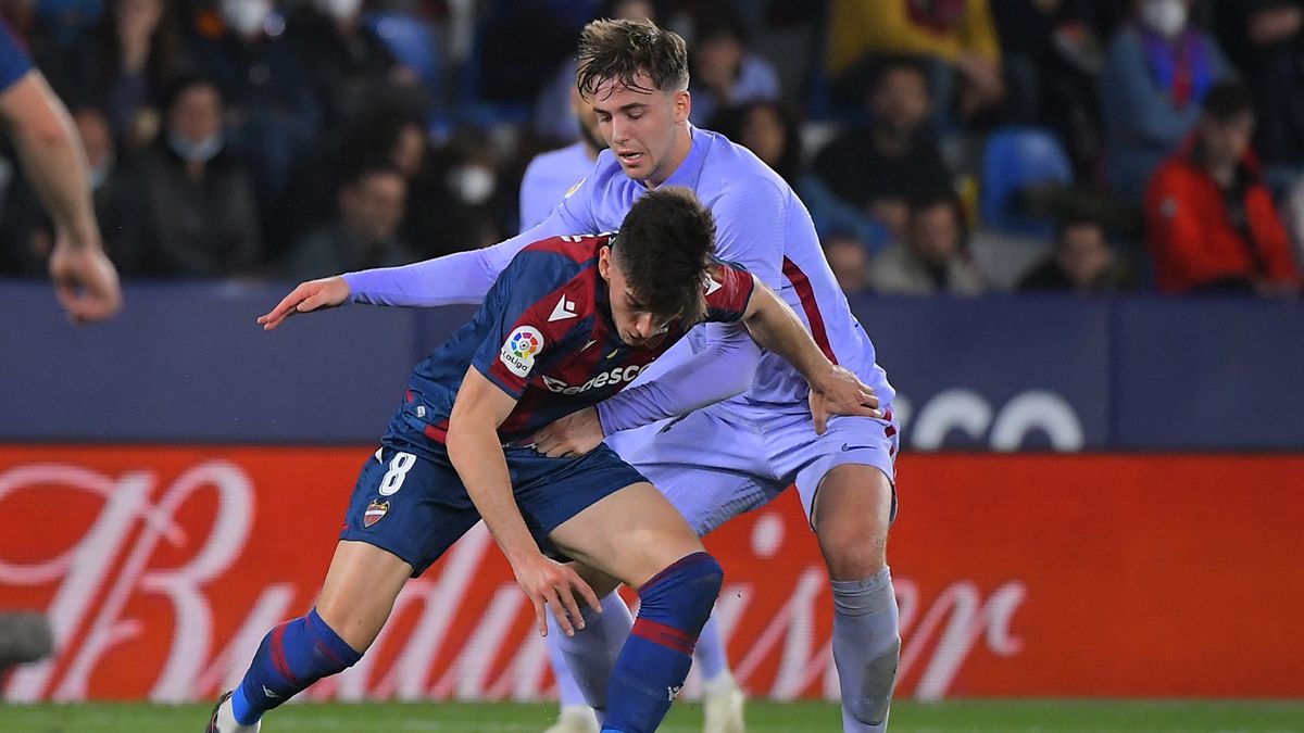 Nico González en la pugna de un balón con Pepelu