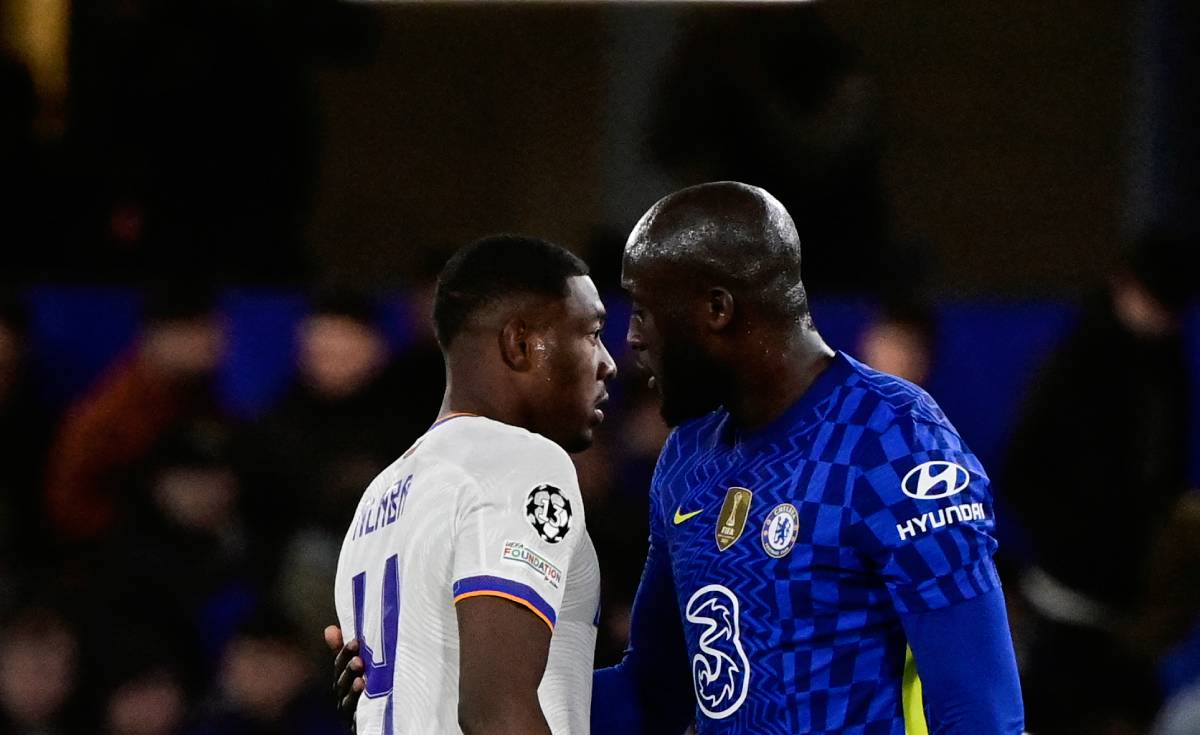 Lukaku y Alaba durante el Chelsea-Madrid