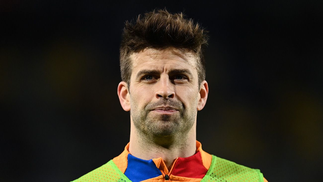 Gerard Piqué looking at the stands