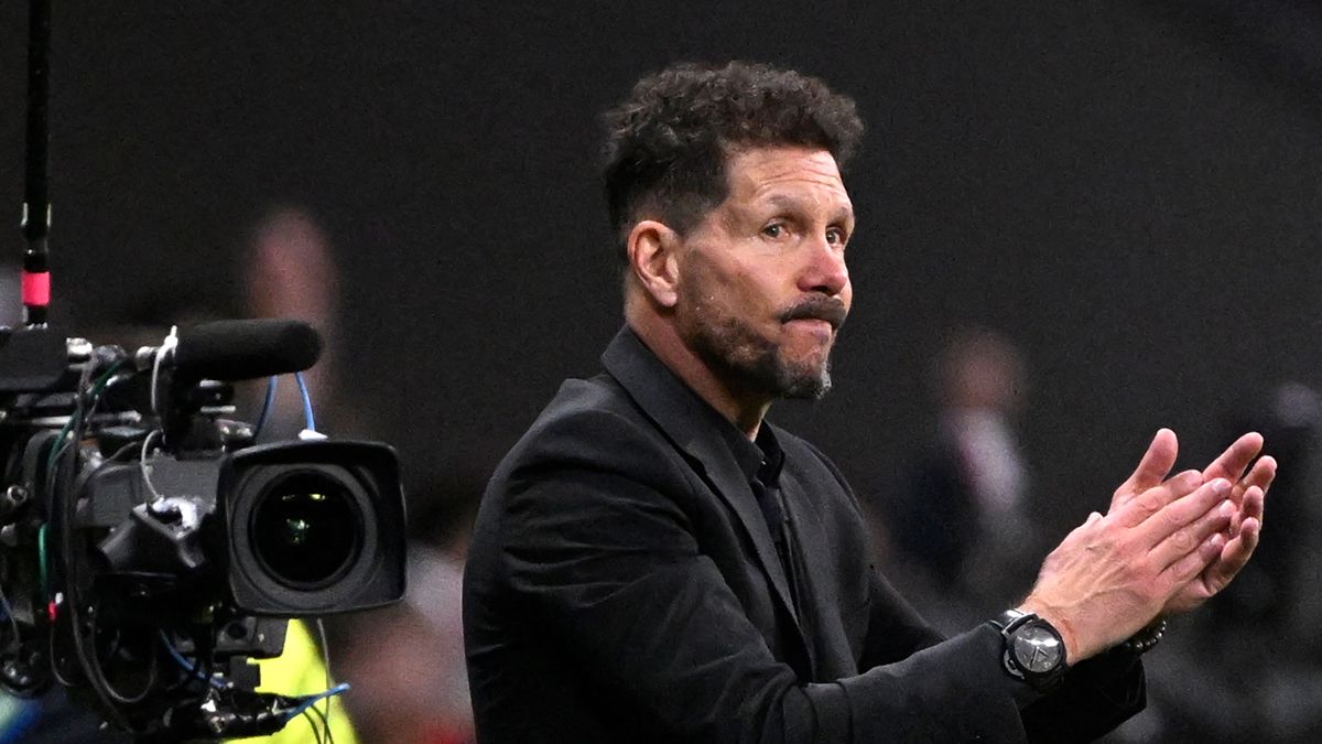 Simeone, clpaping during the Atletico-Manchester City