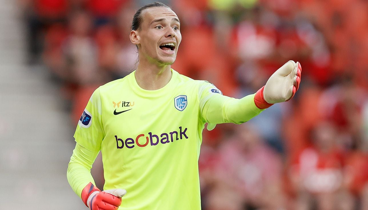 Maarten Vandevoordt in a match with Genk
