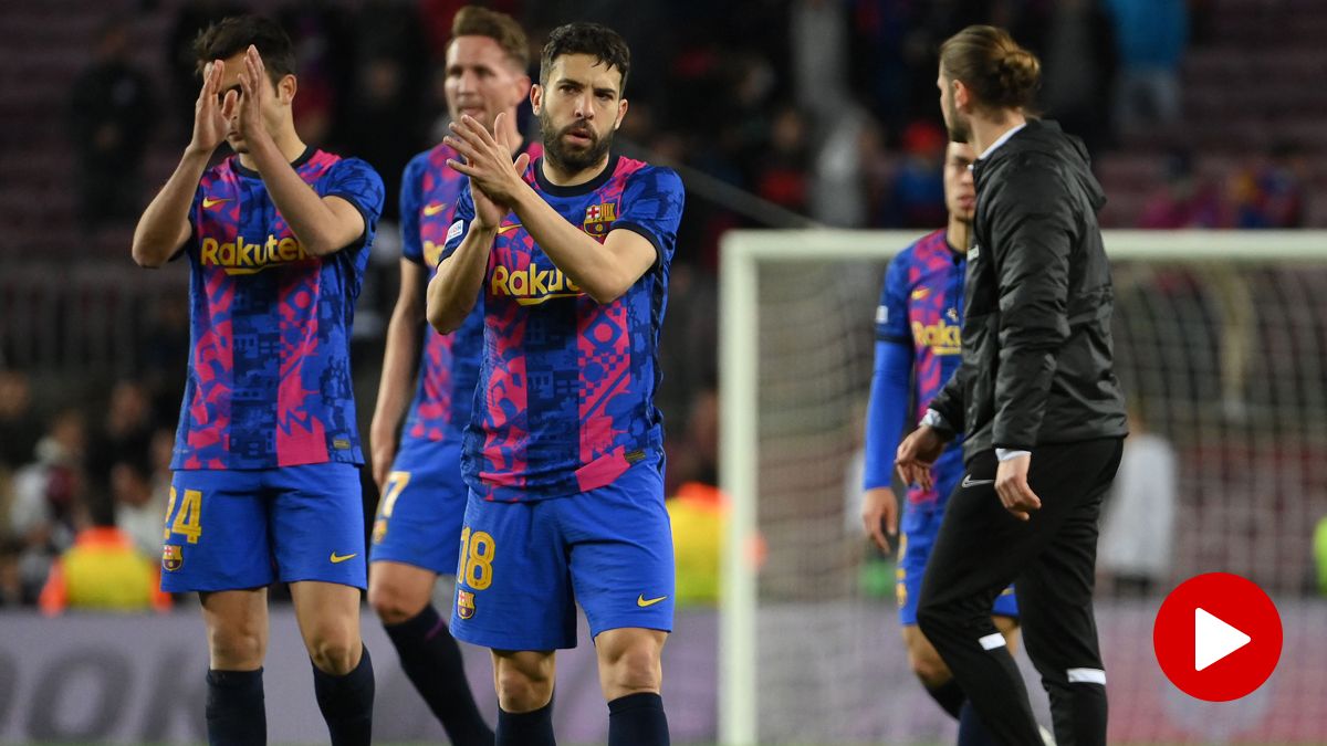 The Barça players applaud the Camp Nou for the support