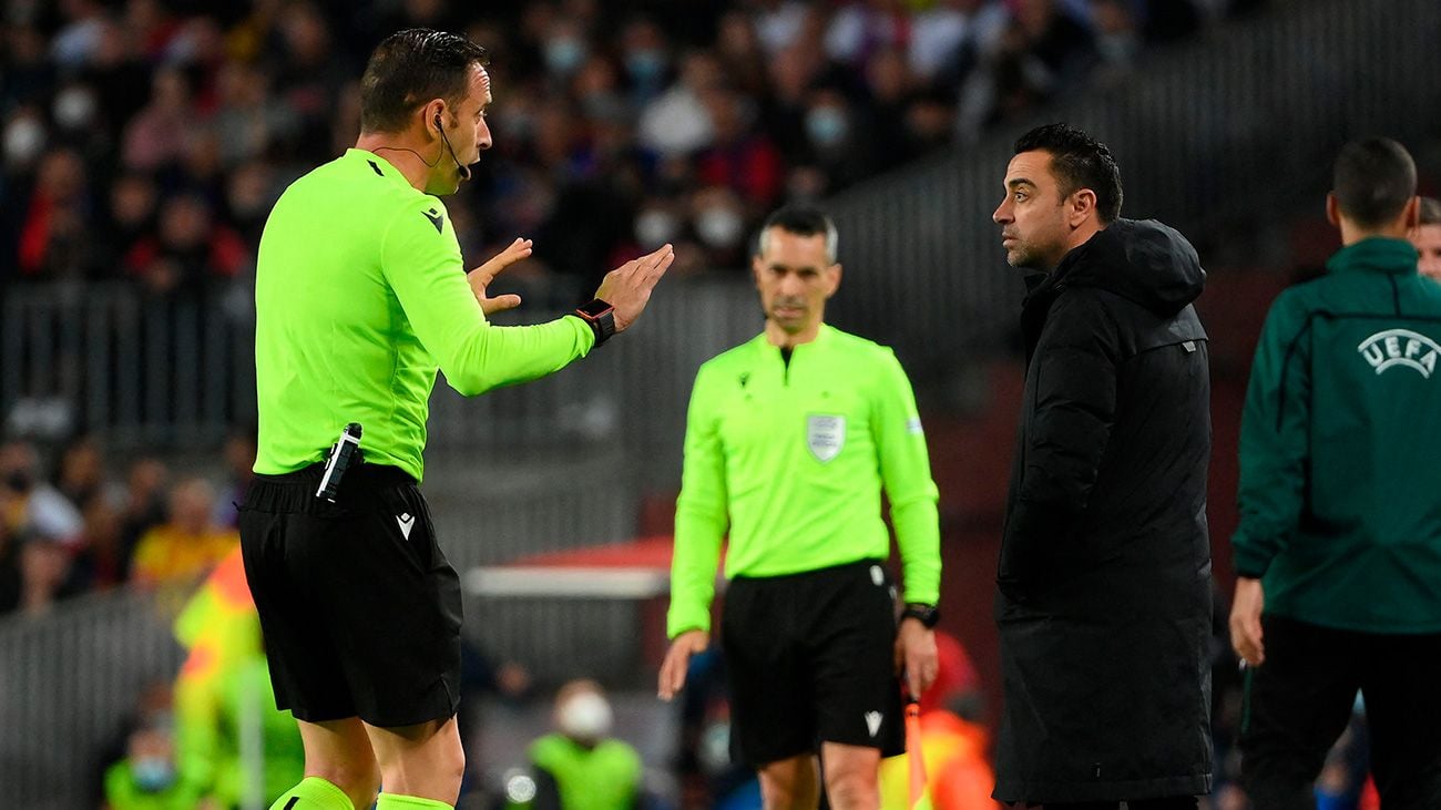 The referee of the match speaks with Xavi
