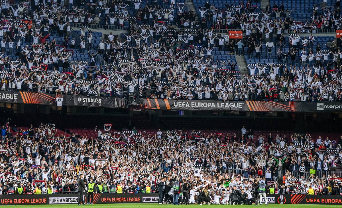 The Eintracht of Frankfurt celebrates his triumph in front of the Barcelona