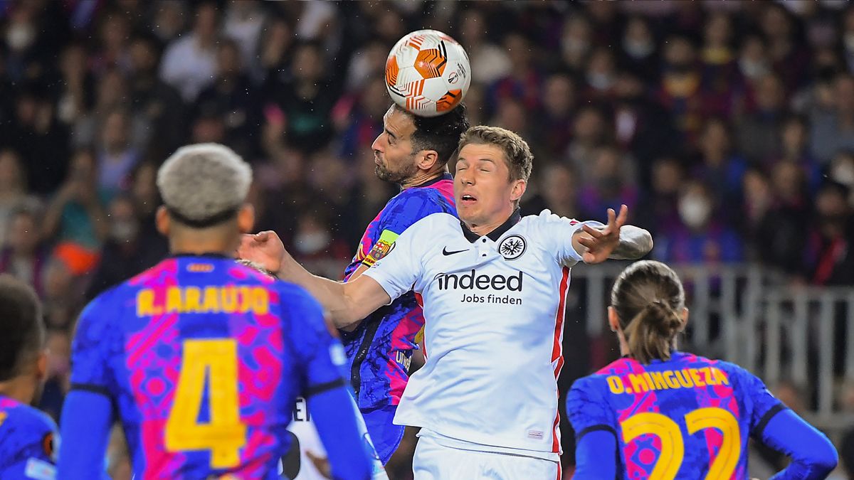 Jakic y Busquets en la disputa de un balón aéreo