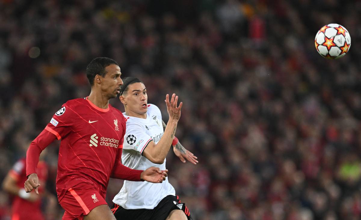 Darwin Núñez contests the balloon in the Liverpool-Benfica