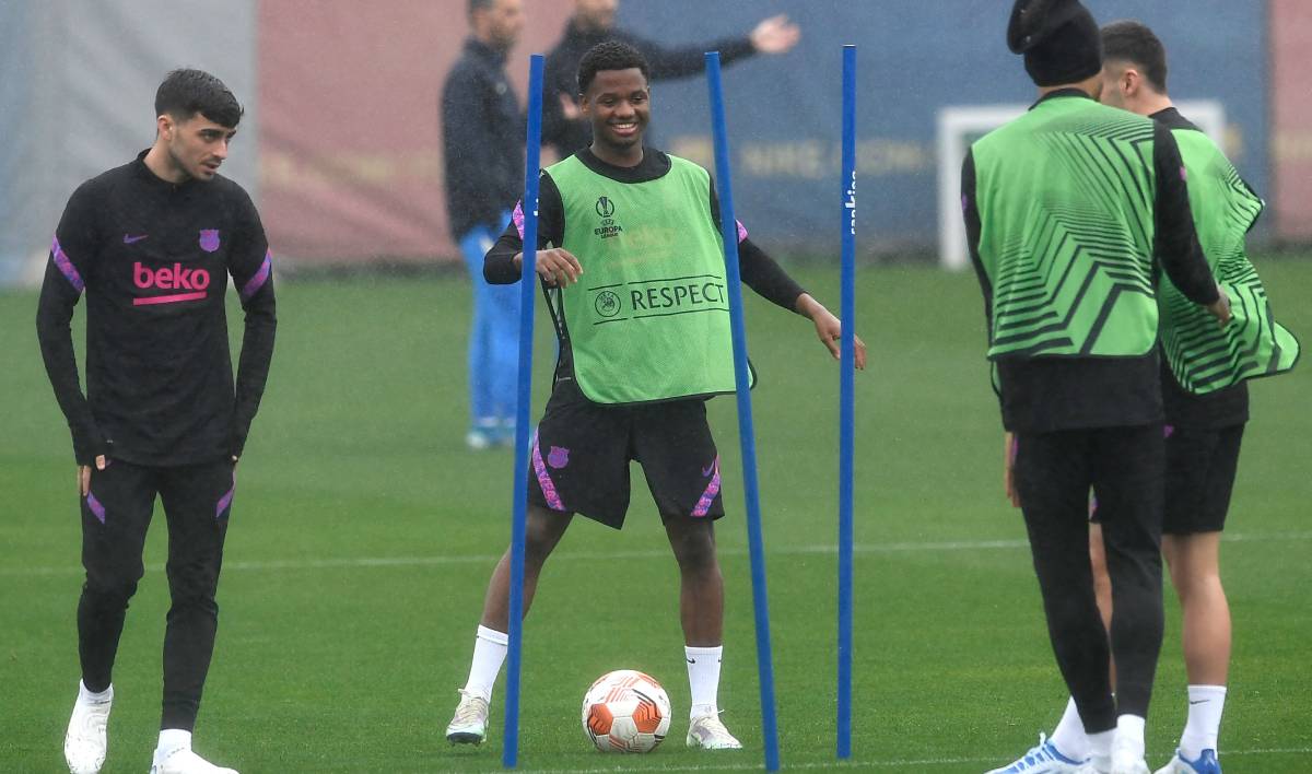 Pedri And Ansu in a training of the Barça
