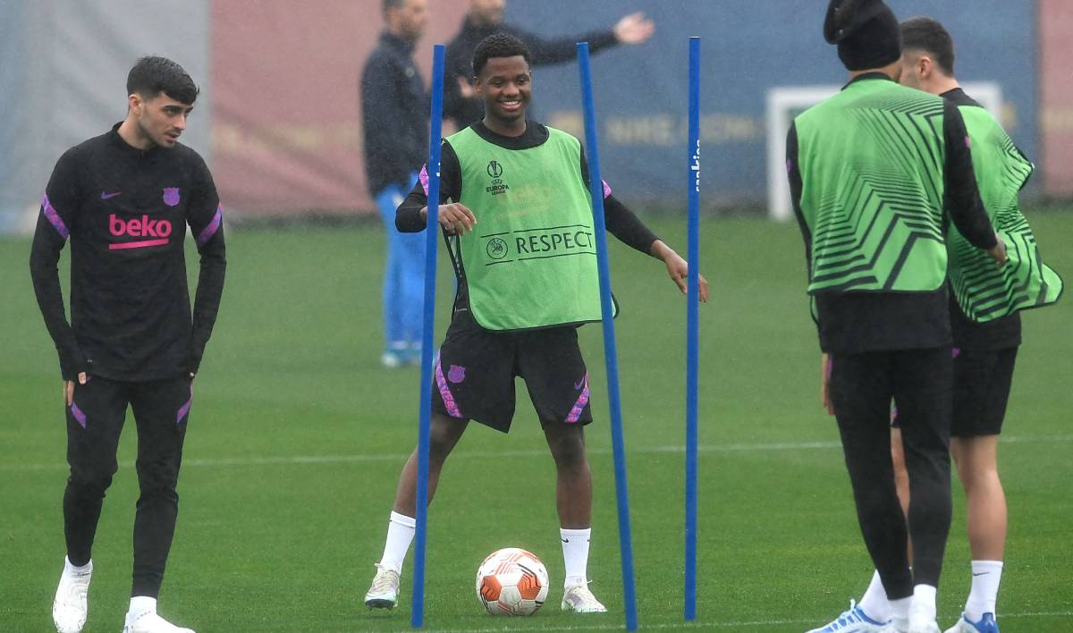 Pedri y Ansu en un entrenamiento del Barça