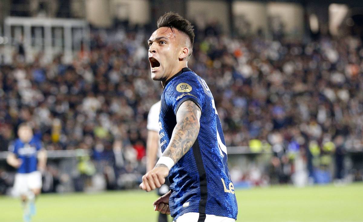 Lautaro Martínez celebrates a goal in front of the Spezia