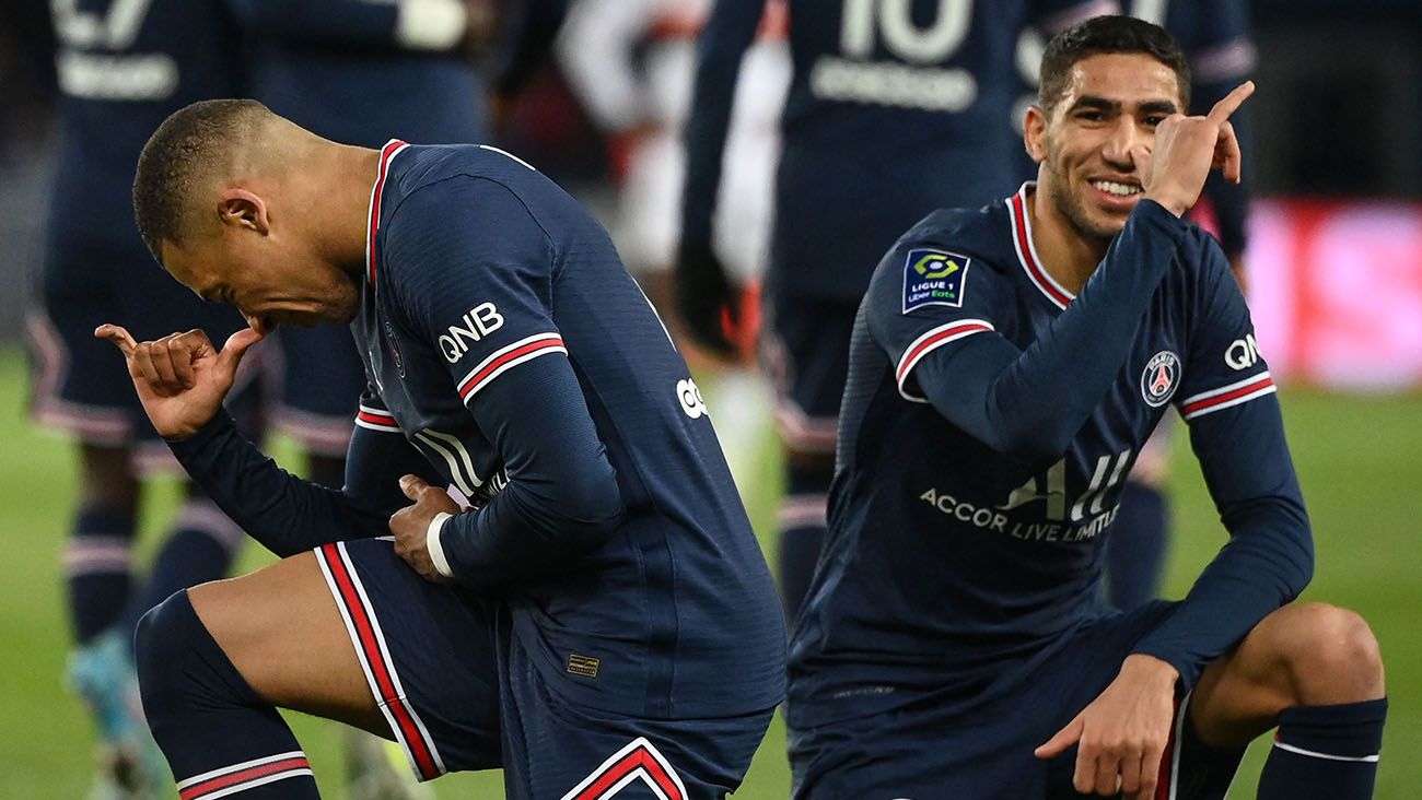 Kylian Mbappé and Achraf Hakimi celebrate a goal with PSG