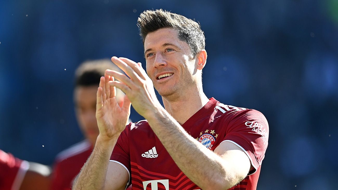 Lewandowski aplaude a la grada