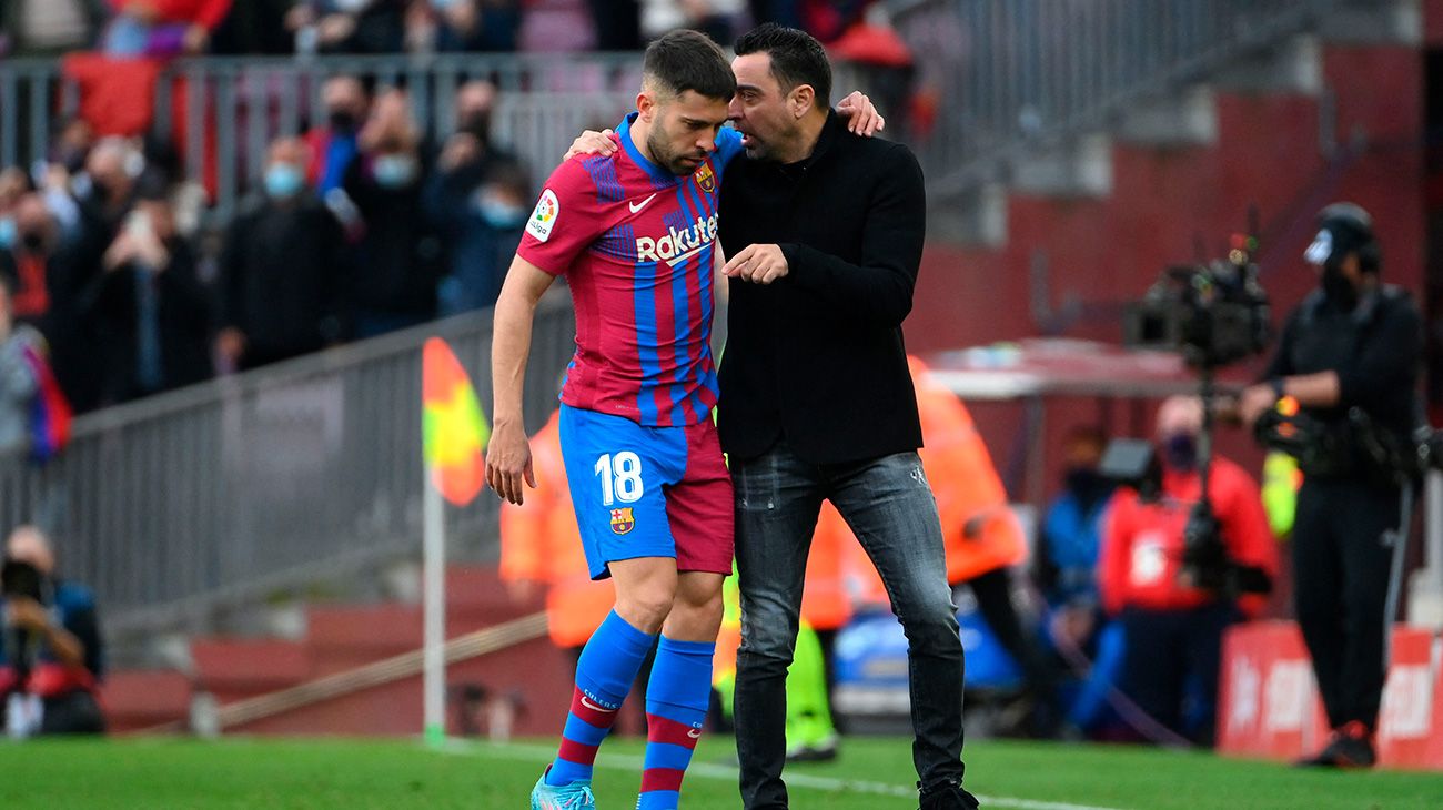 Xavi and Jordi Alba chatting on the sideline