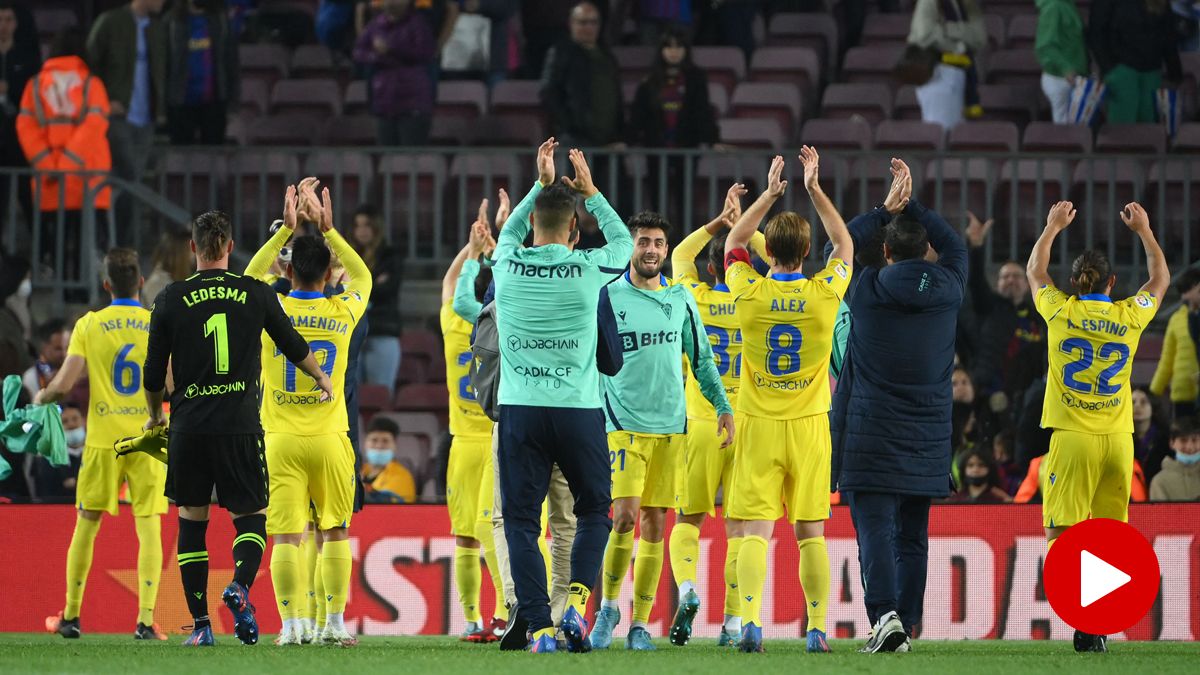 The Cádiz players celebrate their victory against Barça