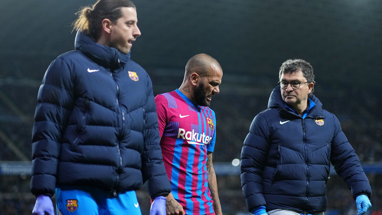 Dani Alves retiring injured from the match against Real Sociedad