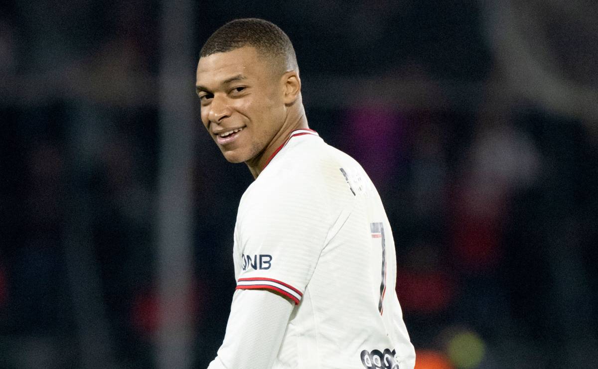 Mbappé In a party in front of the Angers