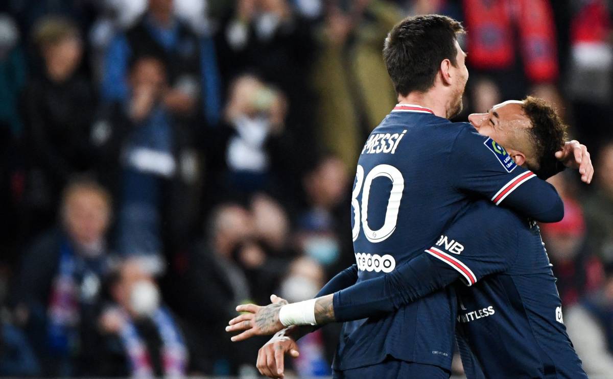 Neymar y Messi festejan la conquista de la Ligue 1