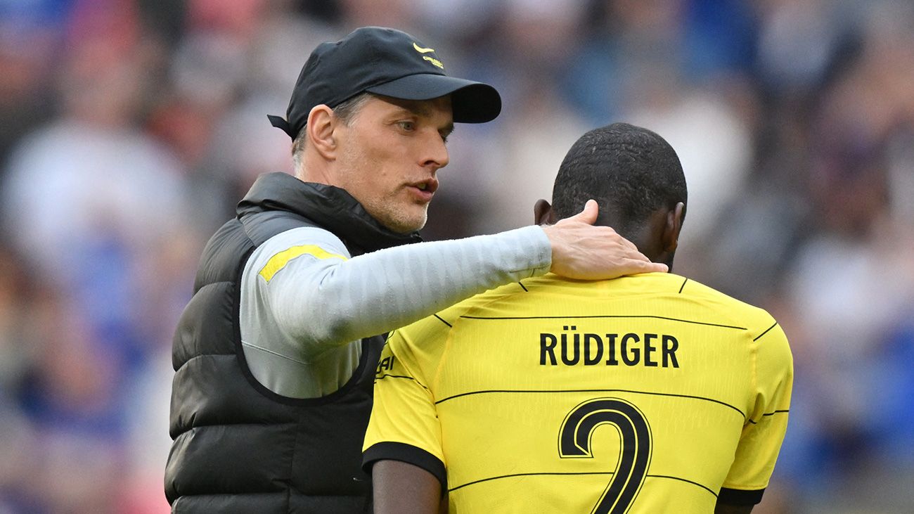 Thomas Tuchel and Antonio Rüdiger chatting on the sidelines