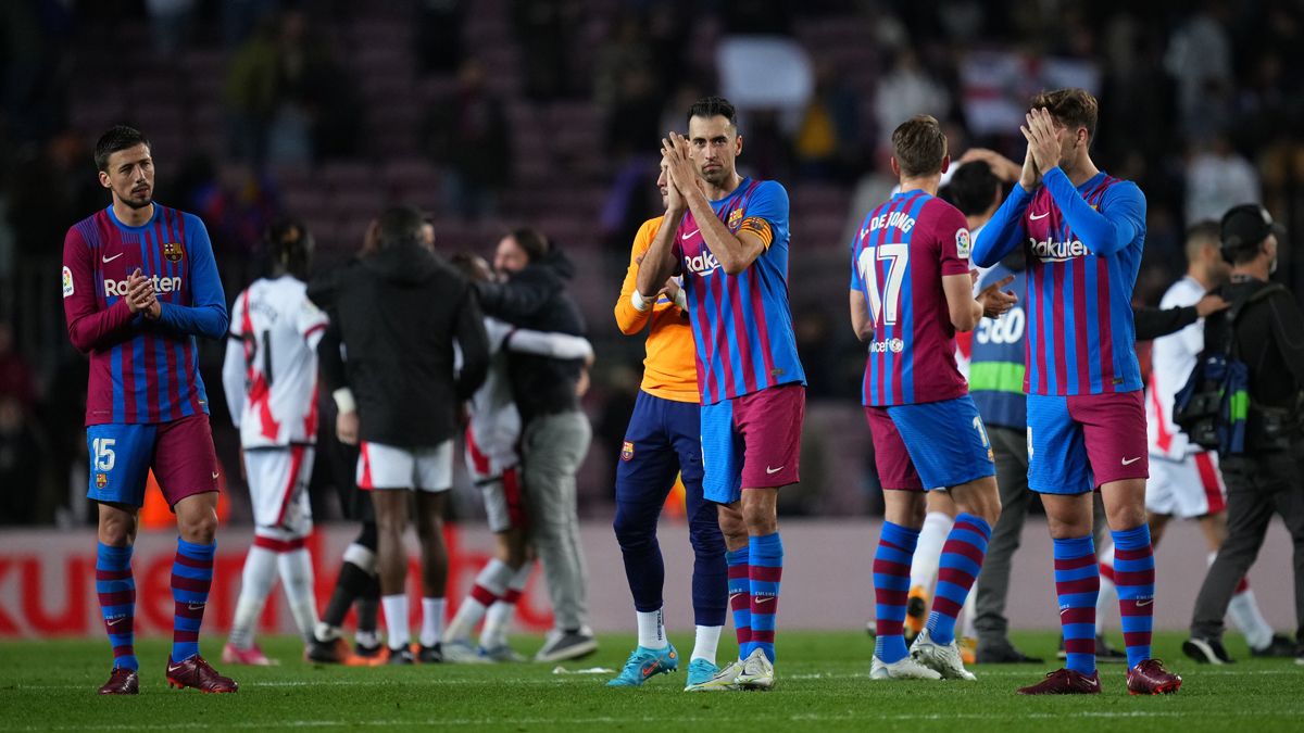 Los jugadores del Barça aplauden a la afición del Camp Nou