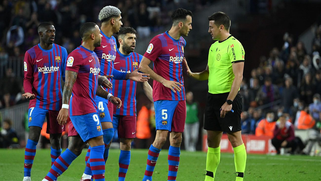 Jugadores del FC Barcelona protestan en el partido ante el Rayo