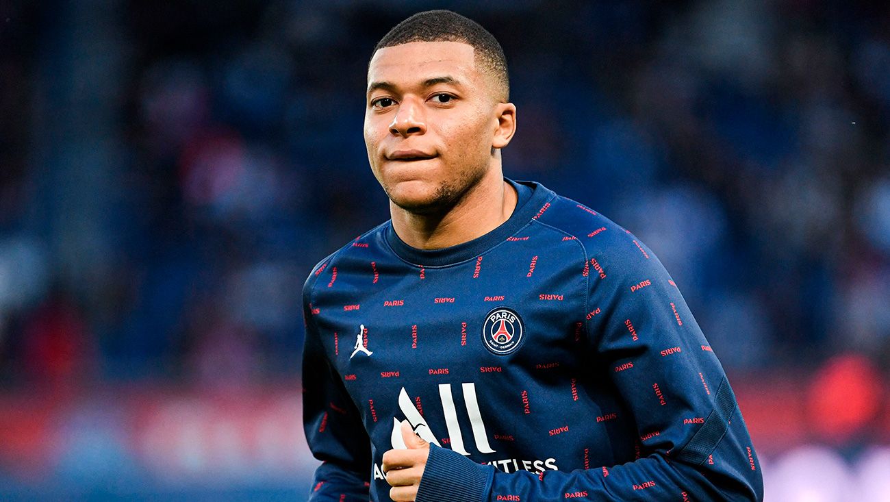 Kylian Mbappé calentando con el PSG