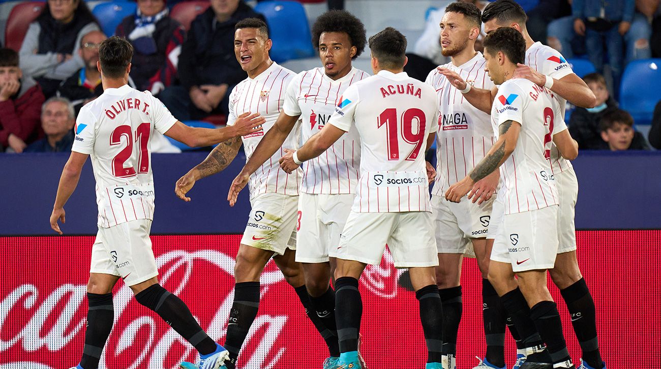 Jules Koundé celebra un gol con otros compañeros
