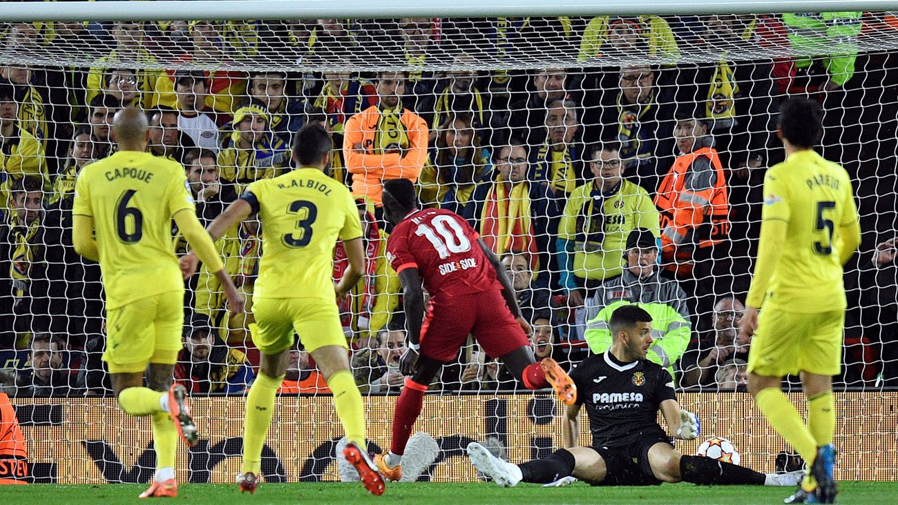 Sadio Mané scoring the 2-0 against Villarreal at Anfield