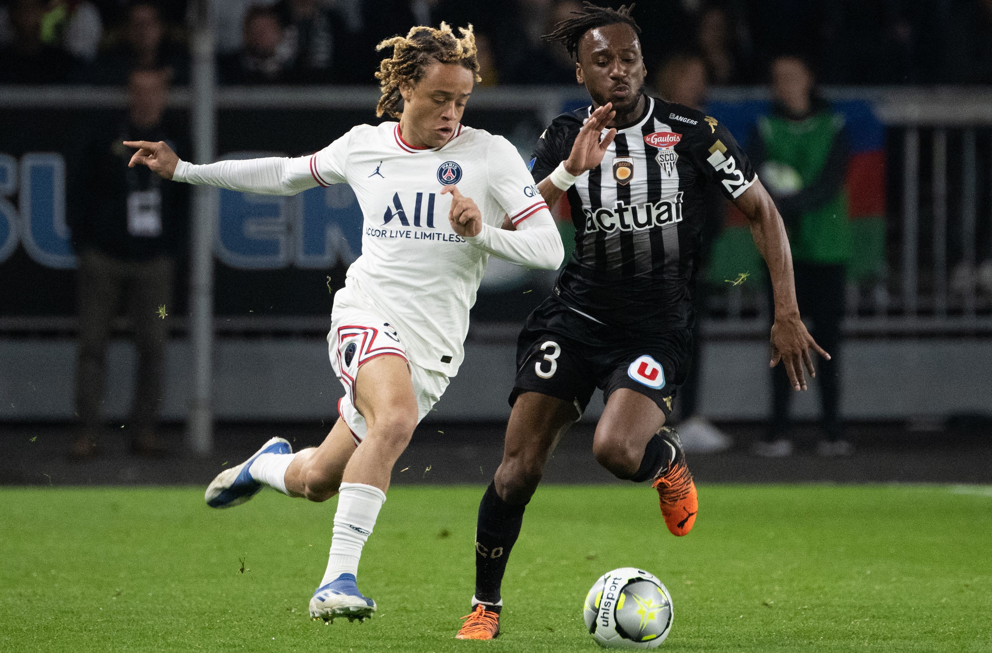 Xavi Simons, in a party in front of the Angers