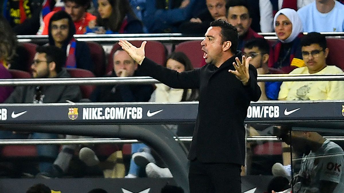 Xavi protesta una acción durante el partido entre Barça y Mallorca