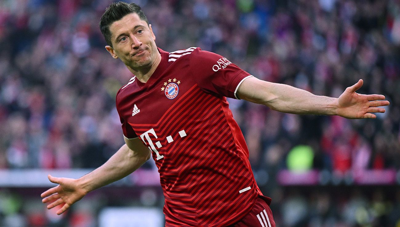 Lewandowski spreading his arms