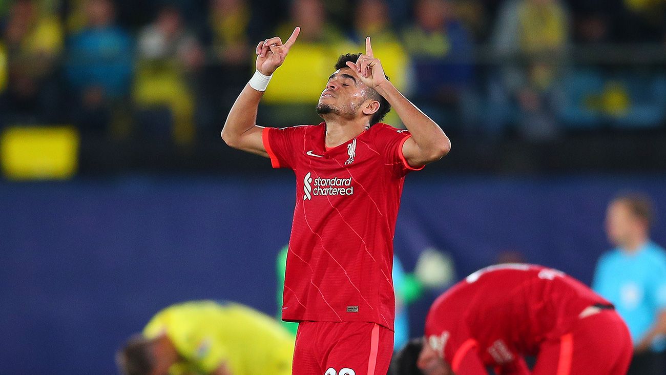 Luis Díaz señalando al cielo tras su gol