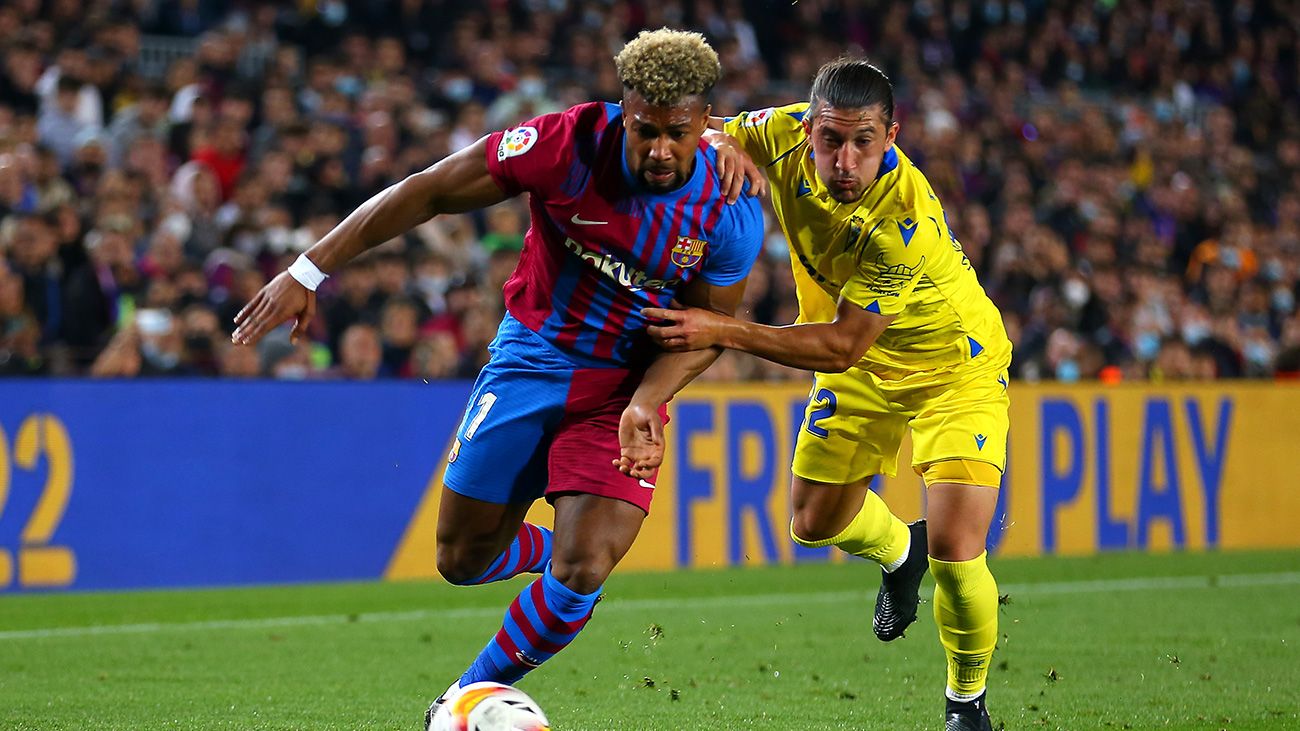 Adama peleando un balón ante el Cádiz