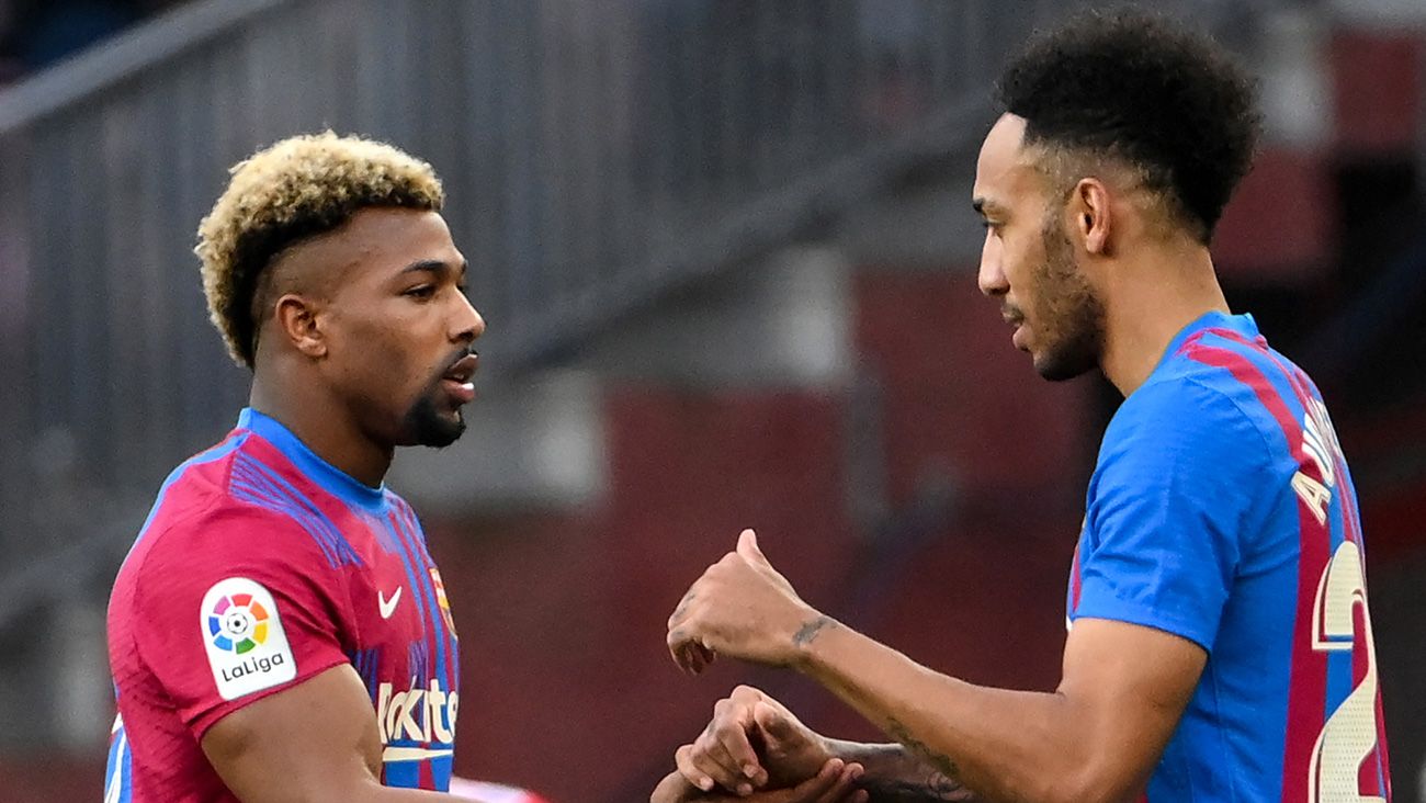 Adama and Aubameyang greeting each other on the sideline