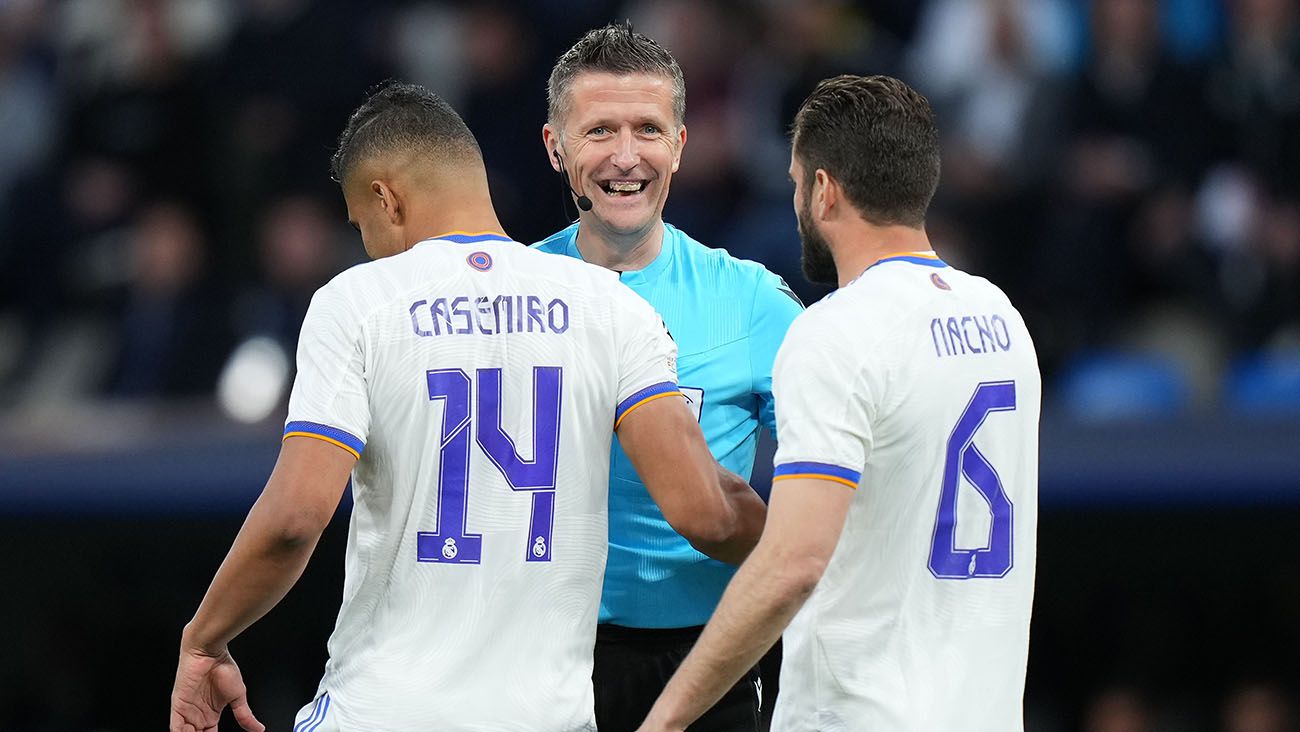 Casemiro greets Daniele Orsato in the match against Manchester City