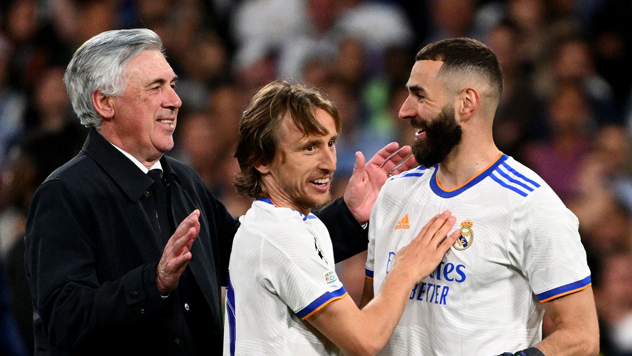 Carlo Ancelotti celebrates with his players