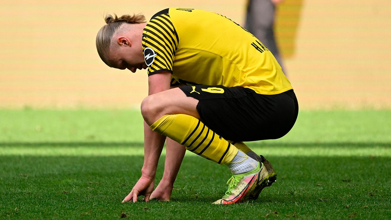 Erling Halaand lamentándose de un gol