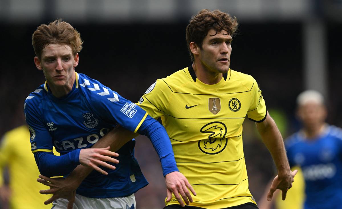 Marcos Alonso, in a party in front of the Everton