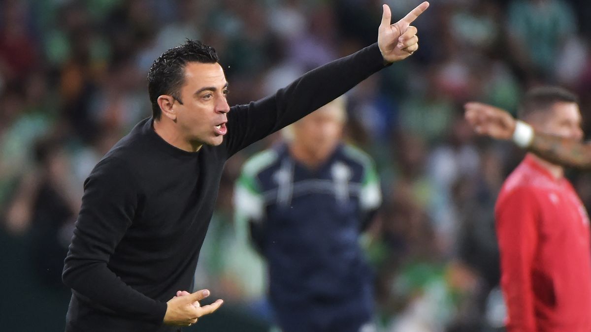 Xavi Hernández gives an indication