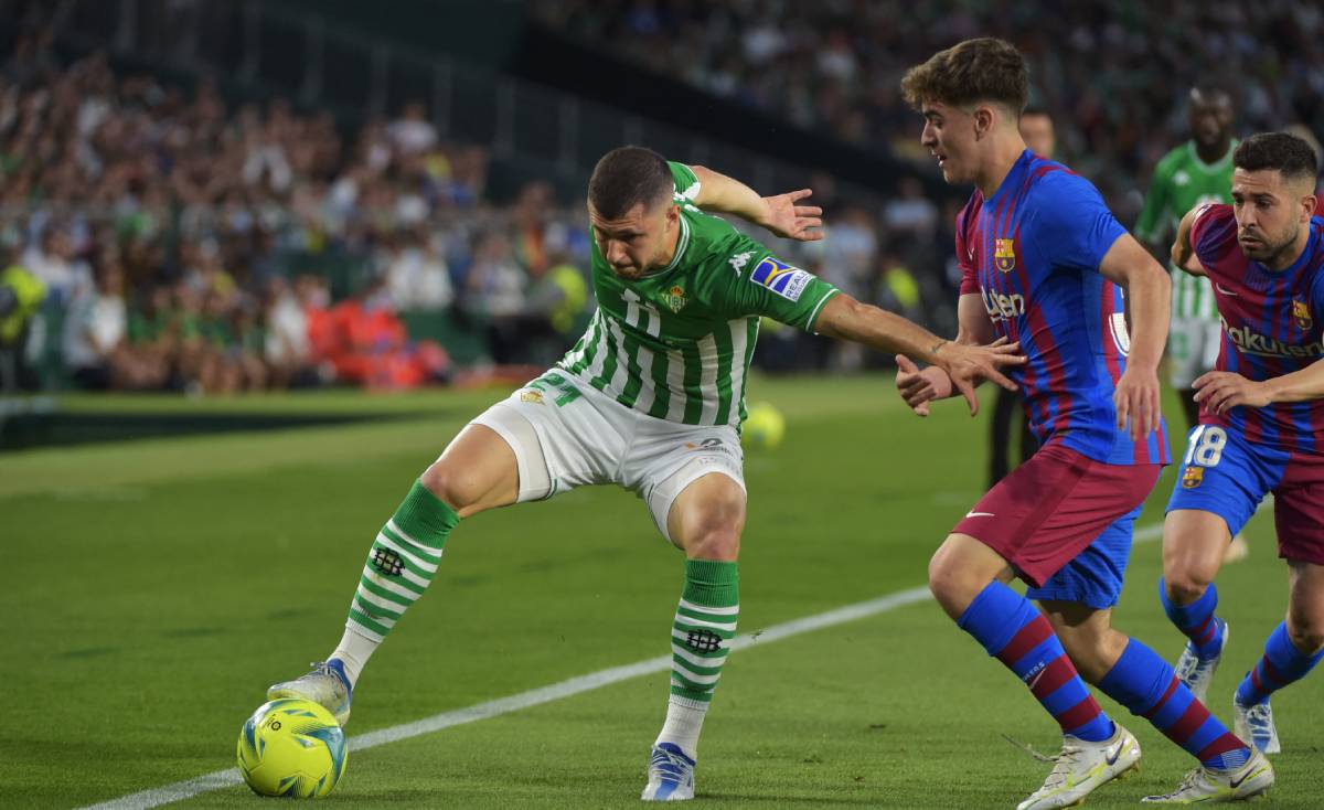 Gavi pelea el balón en el Betis-Barça