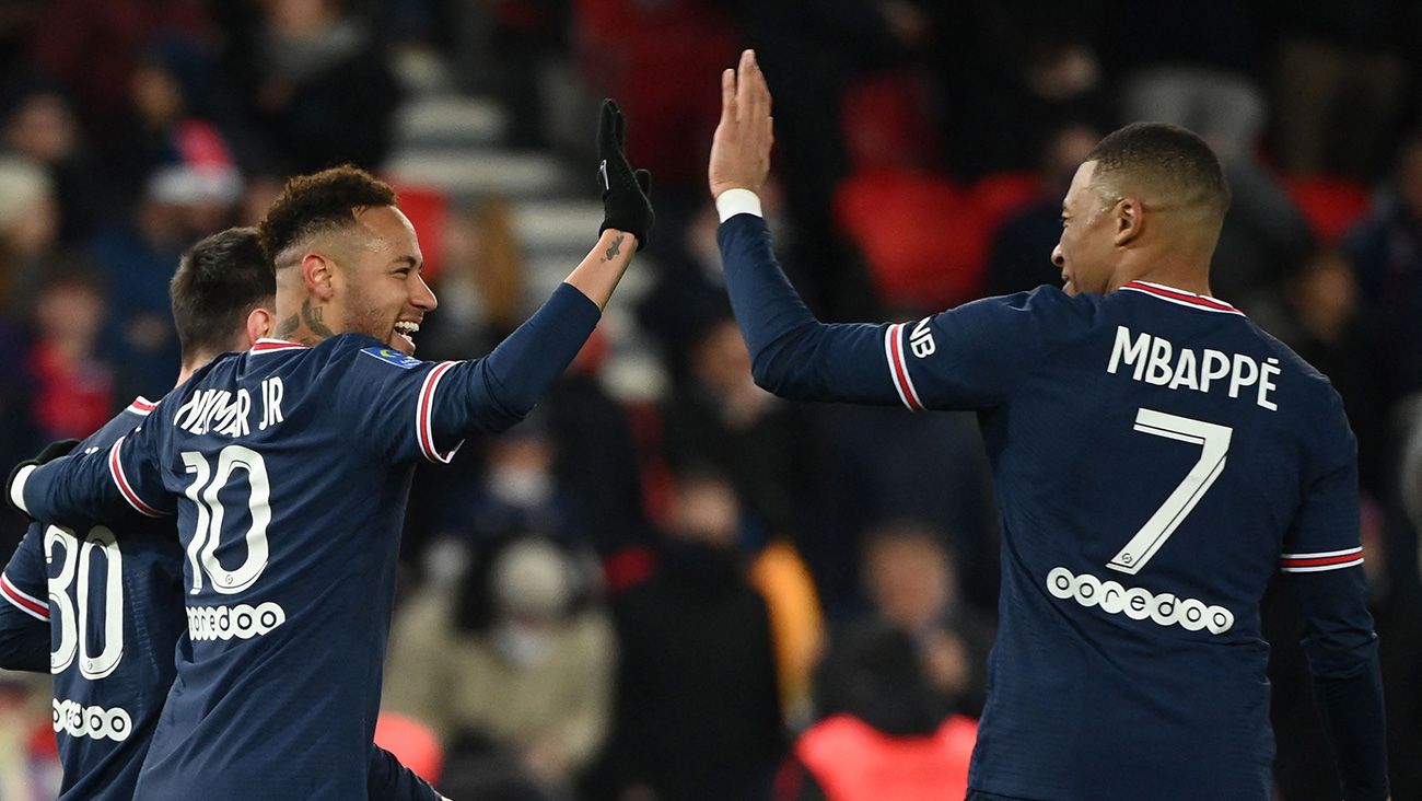 Neymar and Mbappé celebrating