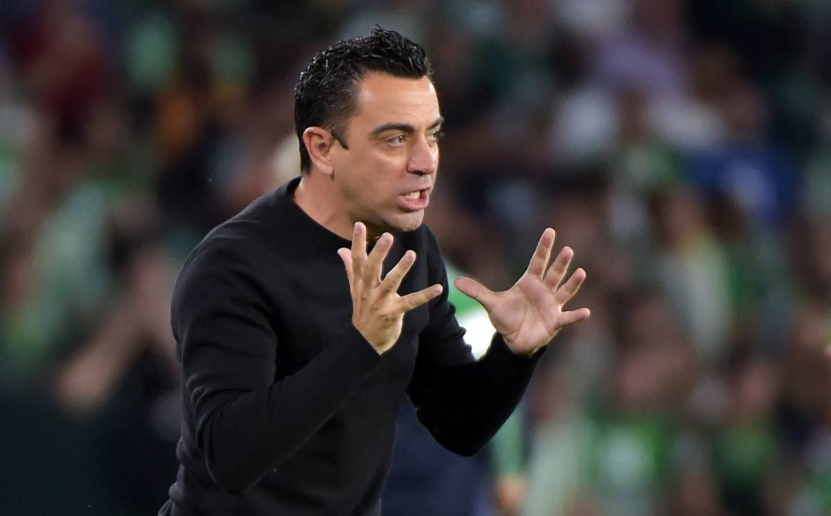 Xavi gives instructions during the Betis-Barcelona