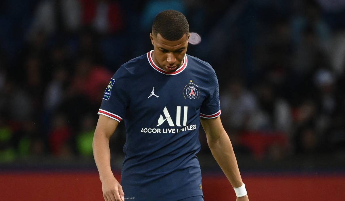 Mbappé, in a party in front of the Troyes