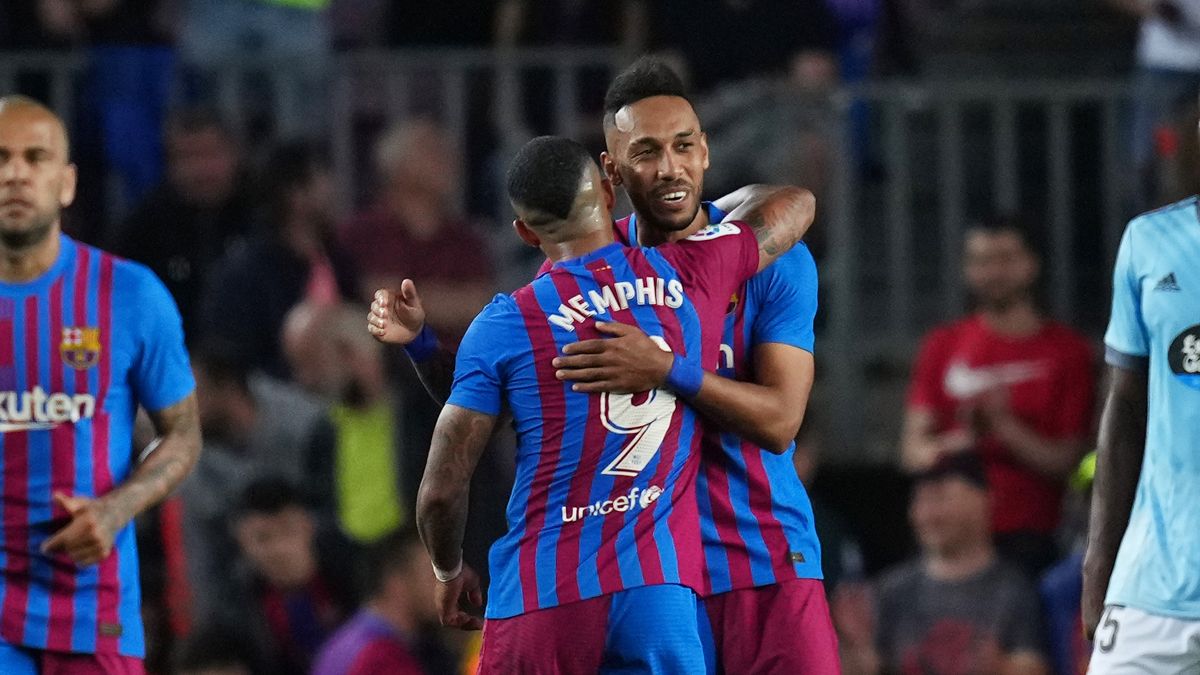 Memphis y Aubameyang celebran un gol contra el Celta 