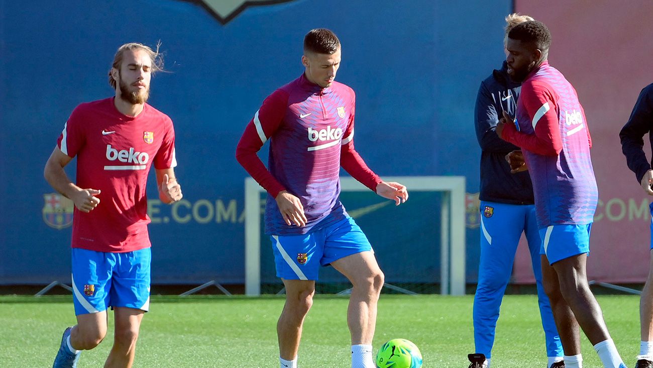 Mingueza, Lenglet and Umtiti training with Barça